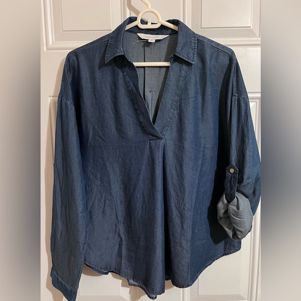 NWT Madison Grey Women’s‎ M Chambray Shirt Blue Lyocell V-Neck Adjustable Sleeve